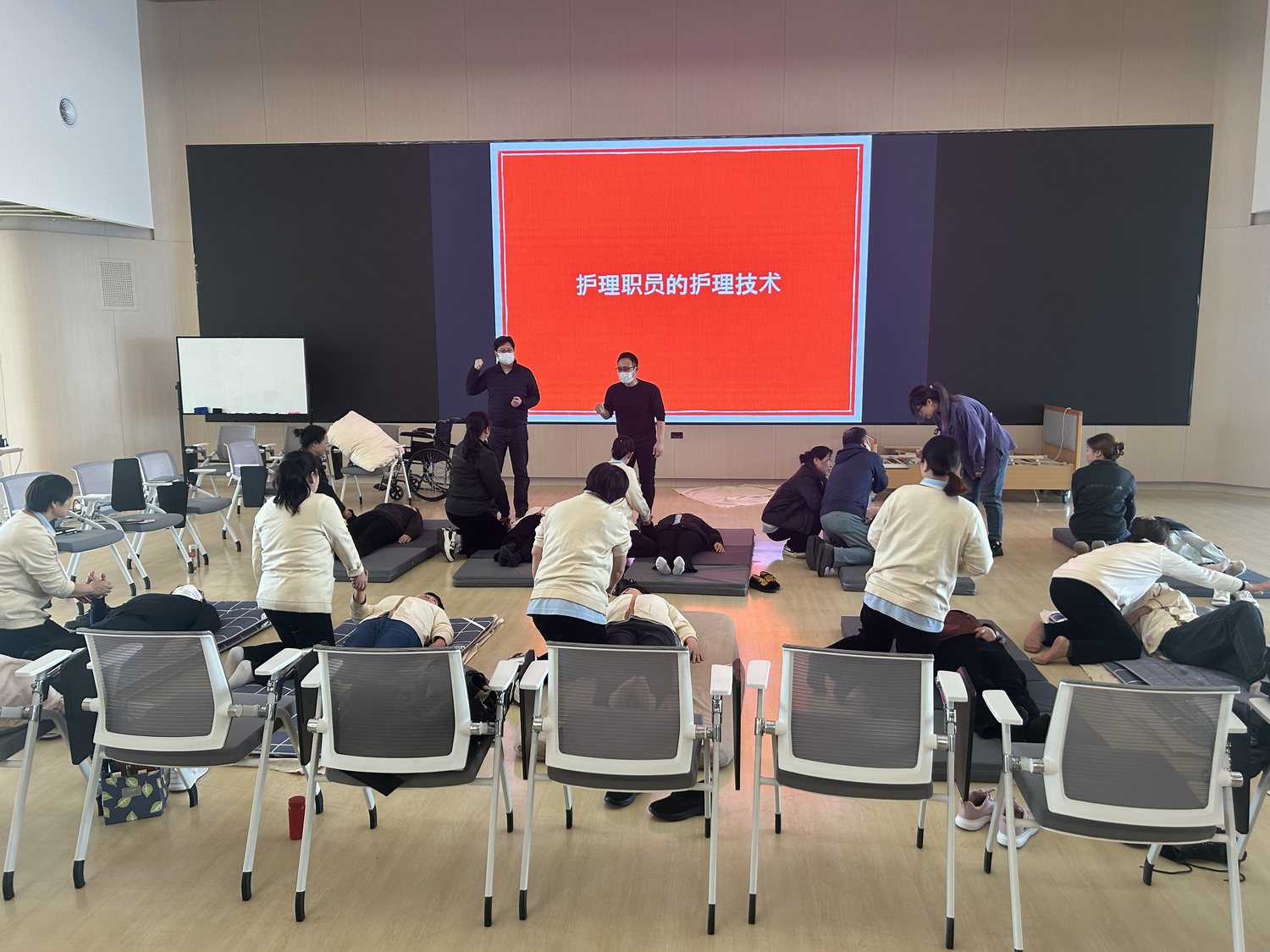 学员在垫上分组练习转移技术